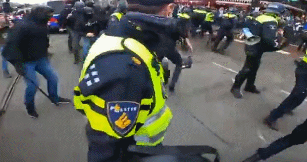 荷蘭首都反封鎖抗議現場混亂：警察放狗咬抗議者