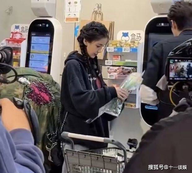 杨颖张大大压马路，录节目被偶遇画面曝光，引发网友热议