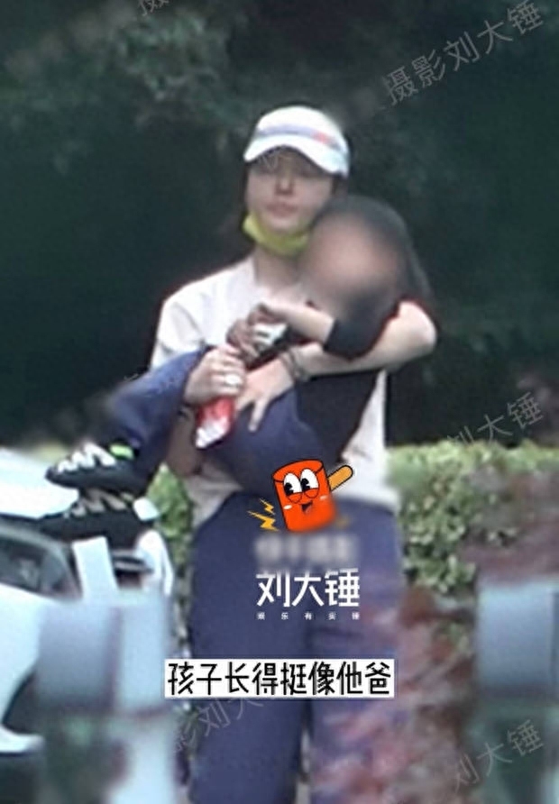白百何带二胎儿子出门 穿搭休闲双手抱娃母爱满满