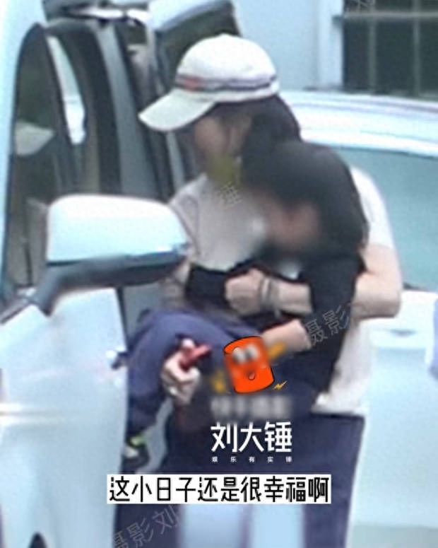 白百何带二胎儿子出门 穿搭休闲双手抱娃母爱满满