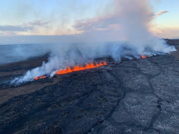 美国夏威夷火山喷发,近距离感受地球的狂暴,危险却吸引无数游客!