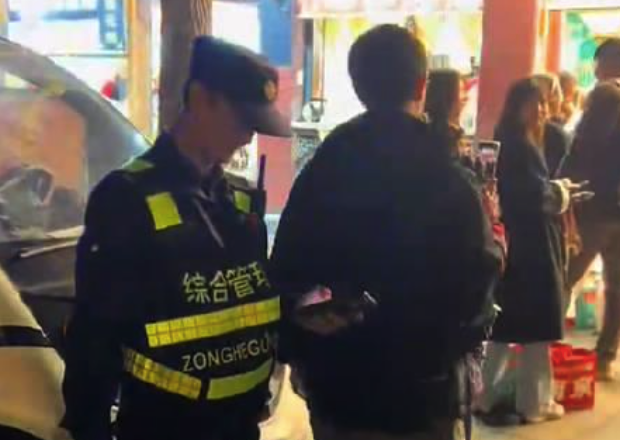 贴脸开大！门店排长队查察员音响教唆警惕假列队