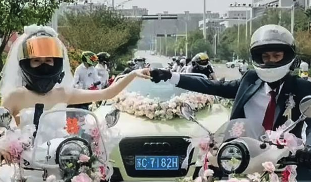 当一个女人结婚时，她邀请18个“摩托车朋友”接