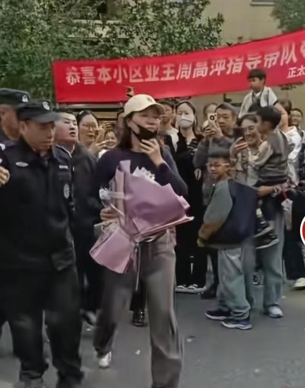 泰州队女主帅所住小区挂出庆祝横幅 英雄归来受热捧