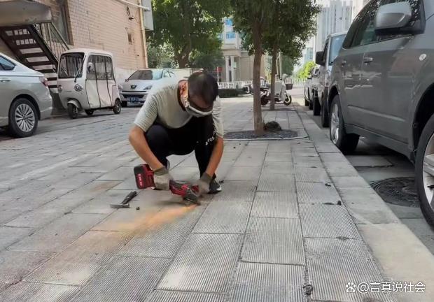 官方通报博主街头除钉被叫停