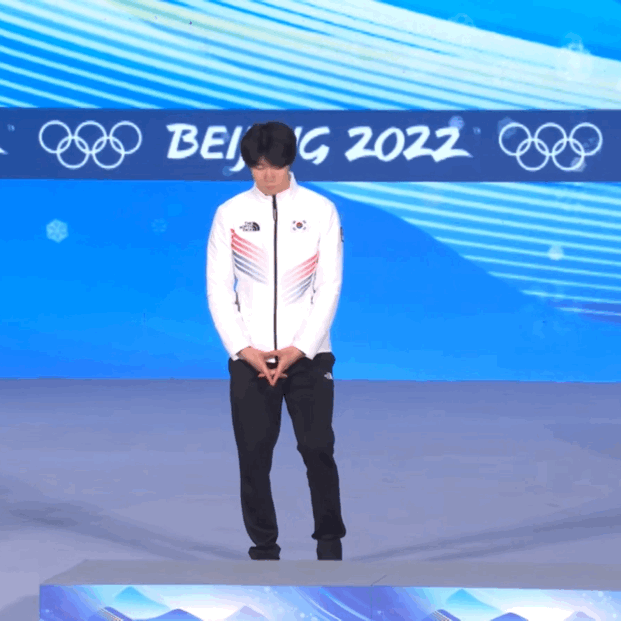 韩国运动员回应领奖前“擦拭”动作争议：出于尊重