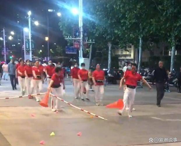 大妈暴走团踢开护栏锥桶 网友：谁来管管