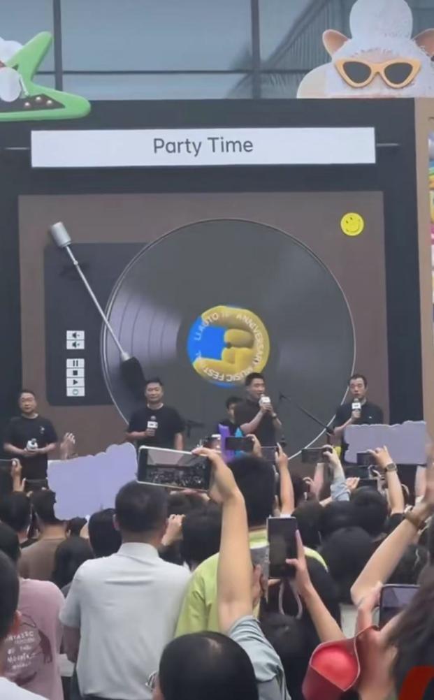 理想汽車的桌子，被友商掀了,！