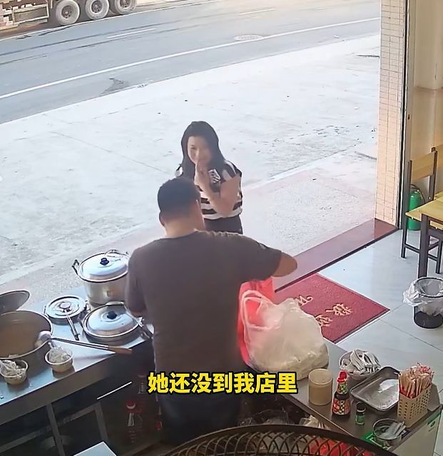 男子卖早餐一眼认出16年前心动女孩 店老板：我们都是单身，上次见面是16年前