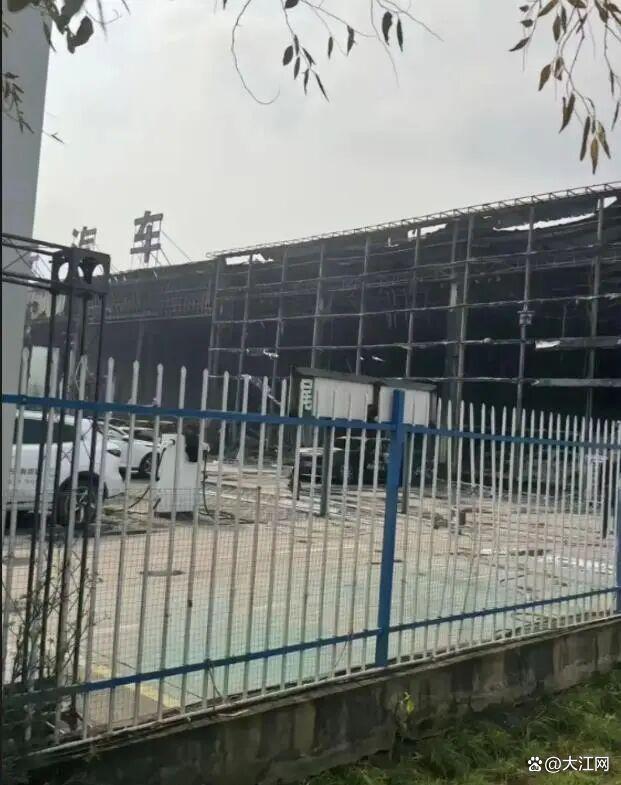 安徽一4S店凌晨燃起大火 店方回应 展厅车辆受损严重