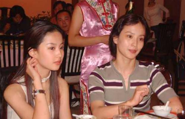 “最年轻妈妈”火了穿上女儿校服毫无违和感