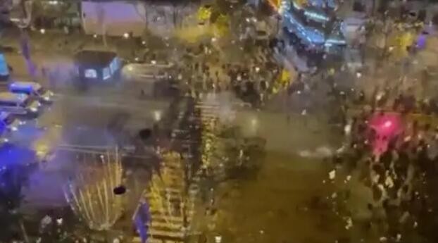 世界杯决赛后法国街头爆发球迷骚乱 球迷向执法人员发射烟花及燃烧物