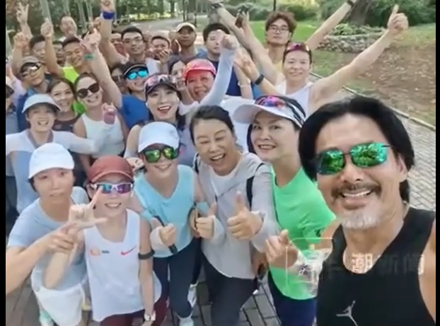 网友遇69岁周润发在北京公园跑步 和大家一起自拍