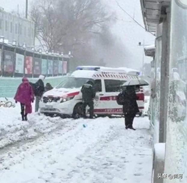 济南暴雪救护车被困 市民主动帮忙 风雪中的温暖相助