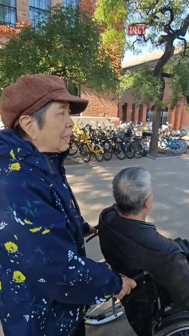 九旬清华夫妻搀扶悼念杨振宁