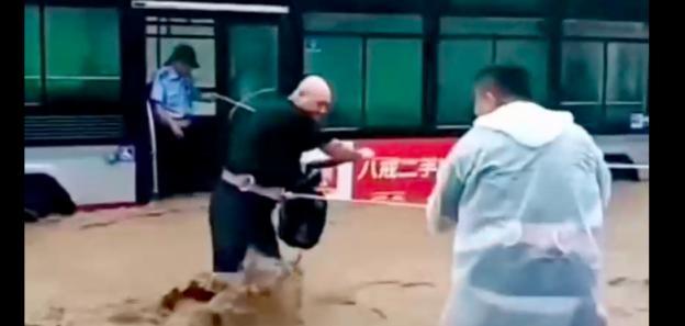 北京公交暴雨被困小伙扔出救命绳！