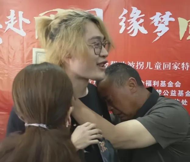 儿子同意认亲爸爸激动又心痛 有轻微抑郁差点轻生