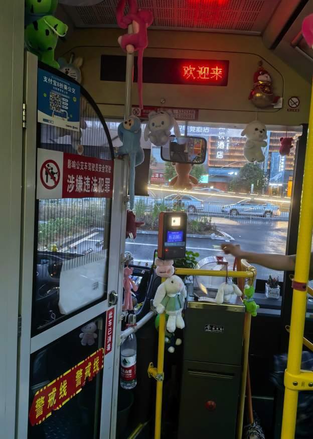 司機(jī)大姐自費(fèi)900元裝飾公交 溫馨布置獲乘客好評
