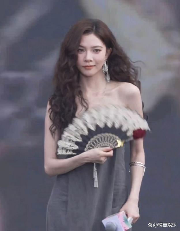 宋妍霏回应提了24次裙子 礼服设计缺陷引热议