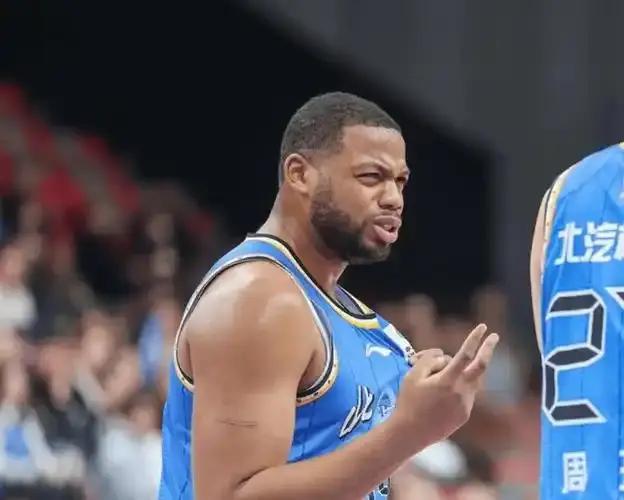 6中0还怒指主帅?北京男篮外援被换下后狂喷许利民 他下场球队就逆转