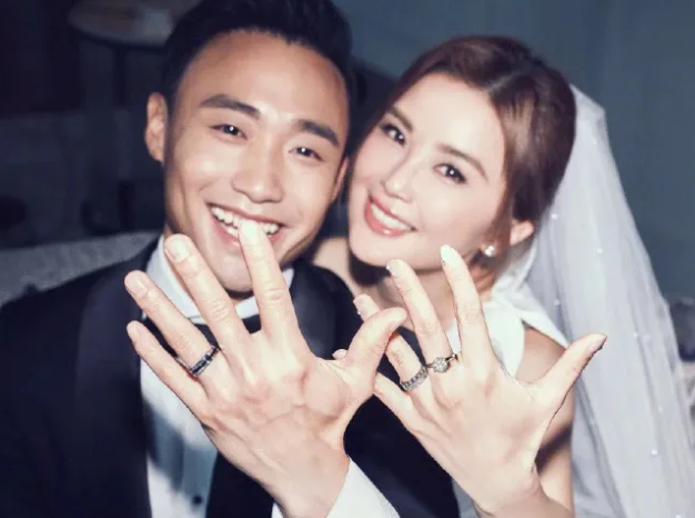 蔡卓妍官宣结婚，曾说妈妈对林俊贤很满意