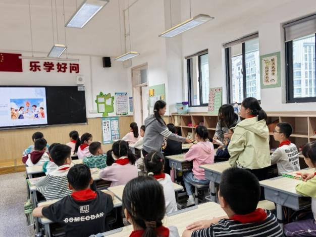 武汉学院大学生志愿者走进小学宣讲“三大精神”