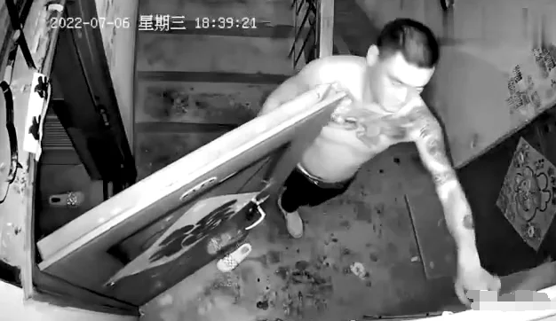 警方回应“母女遭男子拖进房”