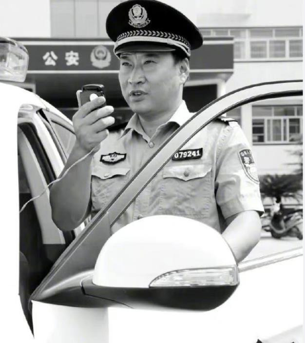 47岁牺牲民警一家三代四名警察 派出所副所长遭嫌犯拒捕牺牲