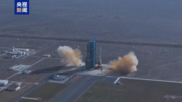满载货物上行，神舟二十二号飞船发射升空！接力空间站任务