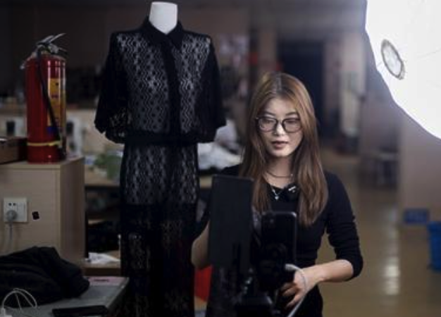 肾衰患者在肾友工厂做主播 