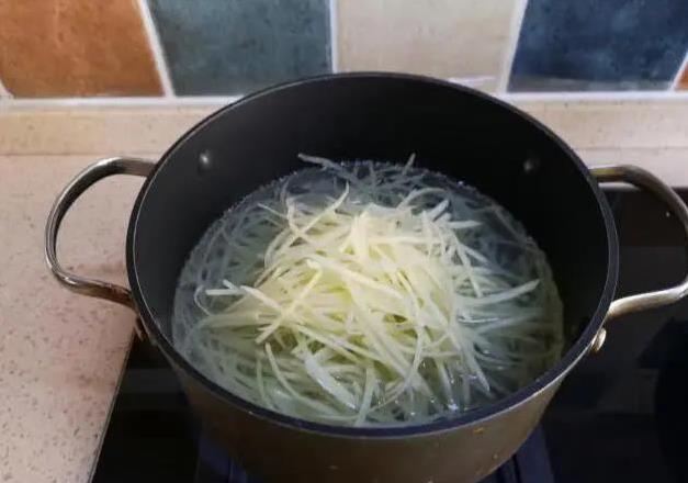 土豆丝切细焯水1分钟，酸辣爽口全家抢着吃，你还没试？