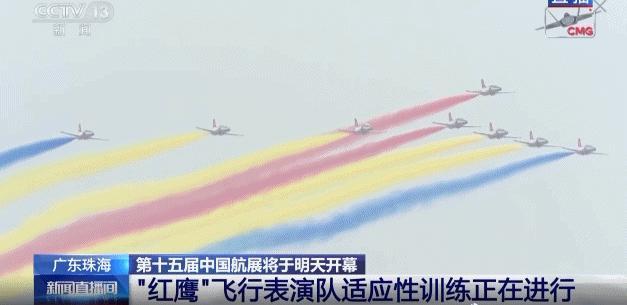 2架飞机空中比心为空军庆生