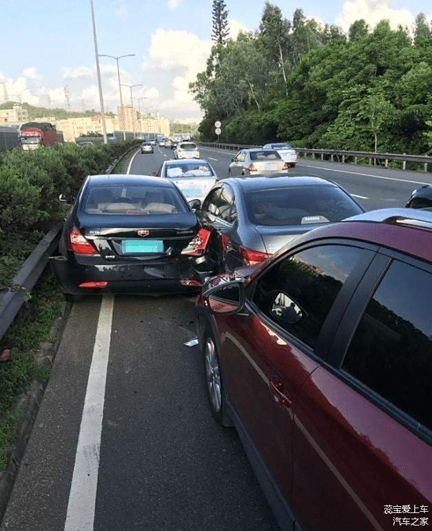 小車壓實(shí)線變道后急剎逼停后方大巴 實(shí)線變道引發(fā)爭議