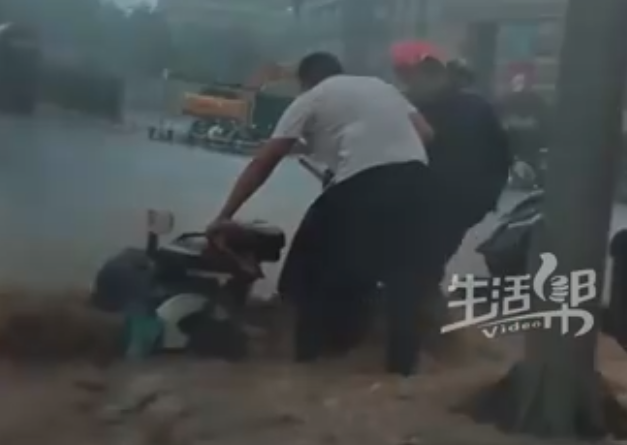 濟(jì)南暴雨天扶起路人的外賣小哥找到了,！