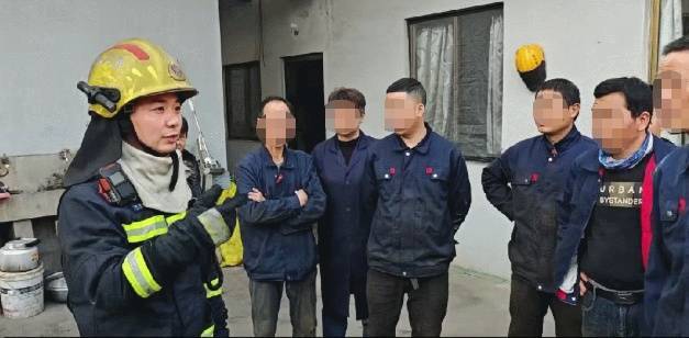家长带儿子上班 让单位痛失办公室 孩子玩火酿大祸