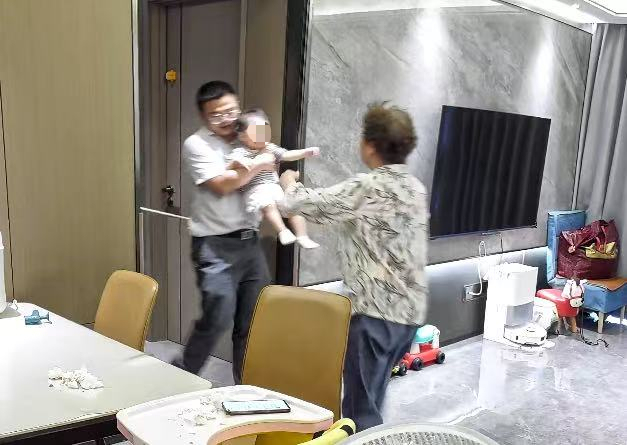 物业小哥31楼高空翻窗救下被困幼童 英勇行动获赞誉