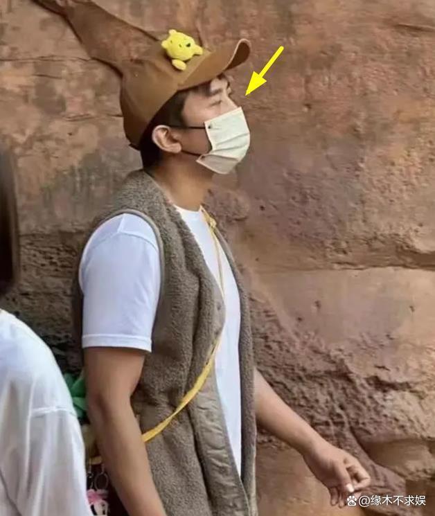 邓超一家在迪士尼被偶遇 一家人在一起的状态真挺好的