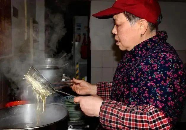 七旬餐館老板30年只漲價1元 堅守低價承諾
