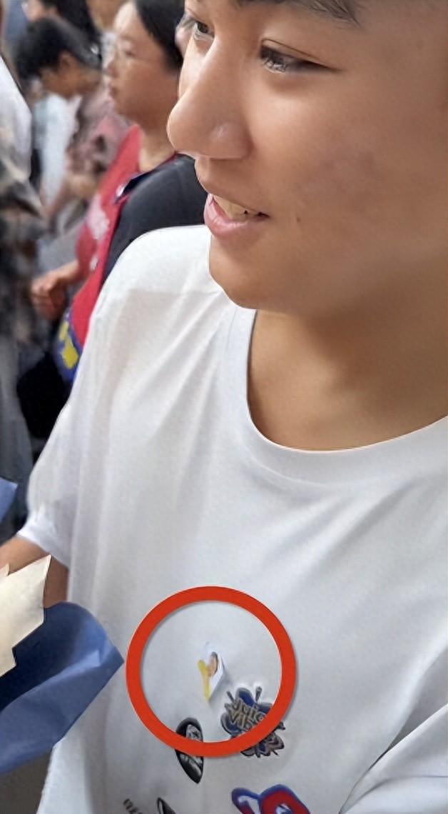 男生將媽媽遺照貼衣服上參加高考 母子情深感動(dòng)網(wǎng)友