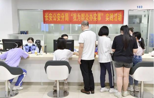 各地迎來首批二代身份證換證高峰 提前準(zhǔn)備避免排隊(duì)