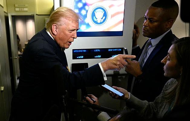 被特朗普指鼻骂“猪”的女记者是谁 曾首问特朗普封口费丑闻！