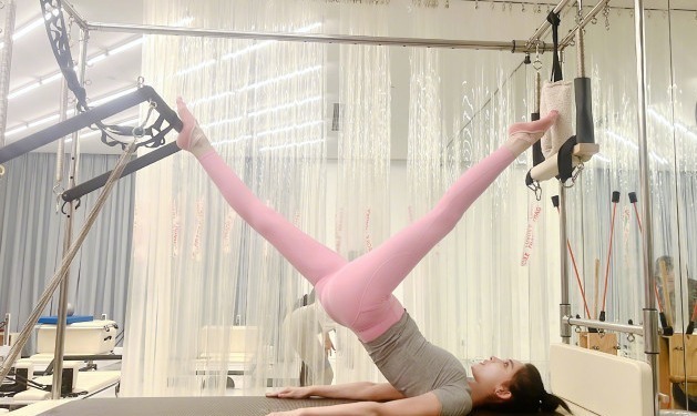 古力娜扎晒健身美照展示超强柔韧性 曲线迷人