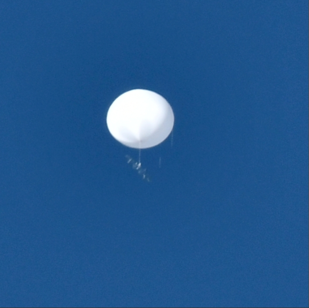 日本上空再现神秘白球：浮在空中不动坠着未知物体