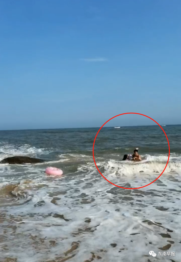 有惊无险！男子海边营救溺水母子