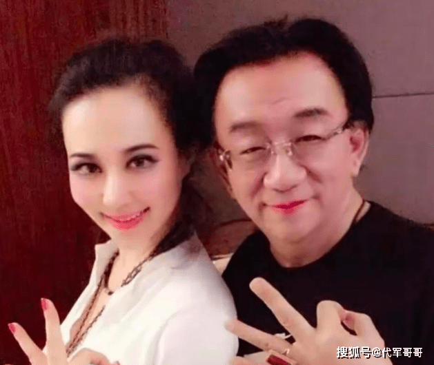 77岁侯耀华与美女歌手举止亲昵引争议，被嘲：已经活成了一个“笑话”