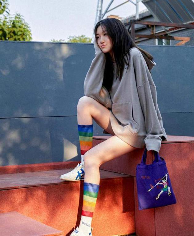 李嫣疑不满与小苹果的聚会照 自制表情包称P太过