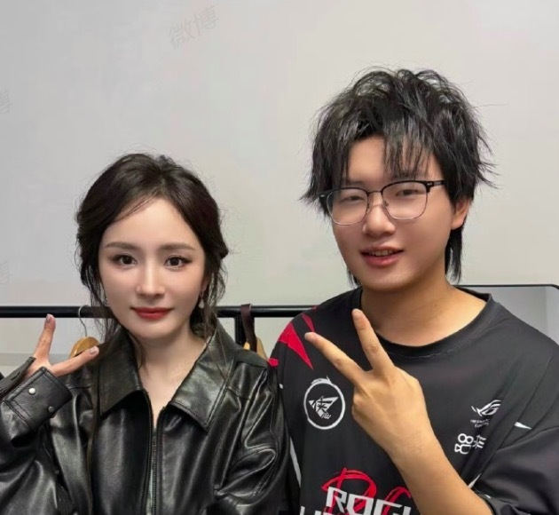杨幂回复Fly:“牛哥真瘦了!”