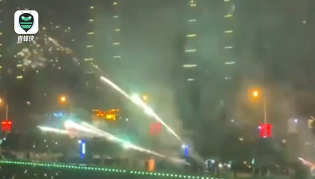 浏阳烟花迎龙年:加特林水母齐上阵！