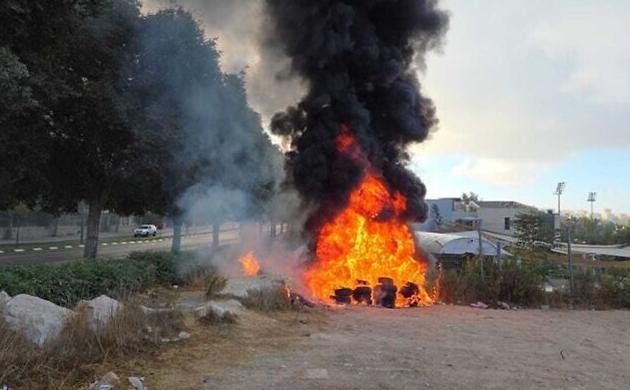 以总理官邸附近起火 抗议活动中发生纵火事件