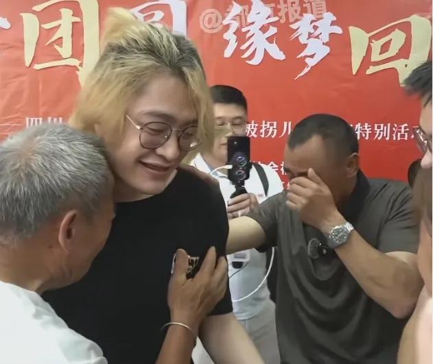 儿子同意认亲爸爸激动又心痛 有轻微抑郁差点轻生